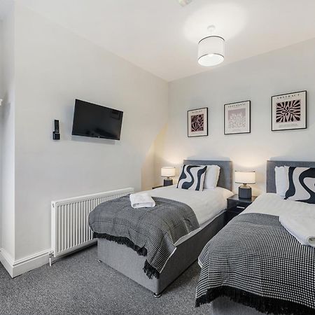 Air Host & Stay - Anfield Cosy Stays, Sleeps 14 Liverpool Bagian luar foto