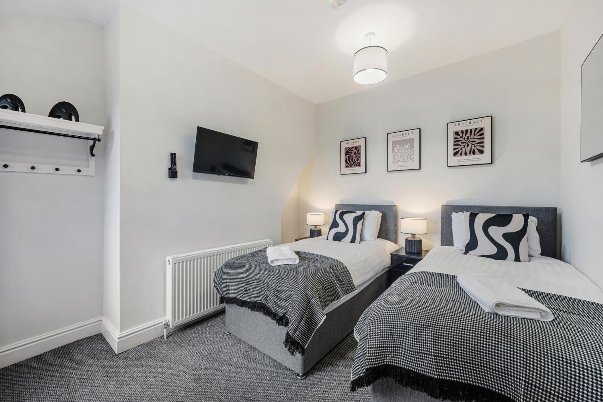 Air Host & Stay - Anfield Cosy Stays, Sleeps 14 Liverpool Bagian luar foto