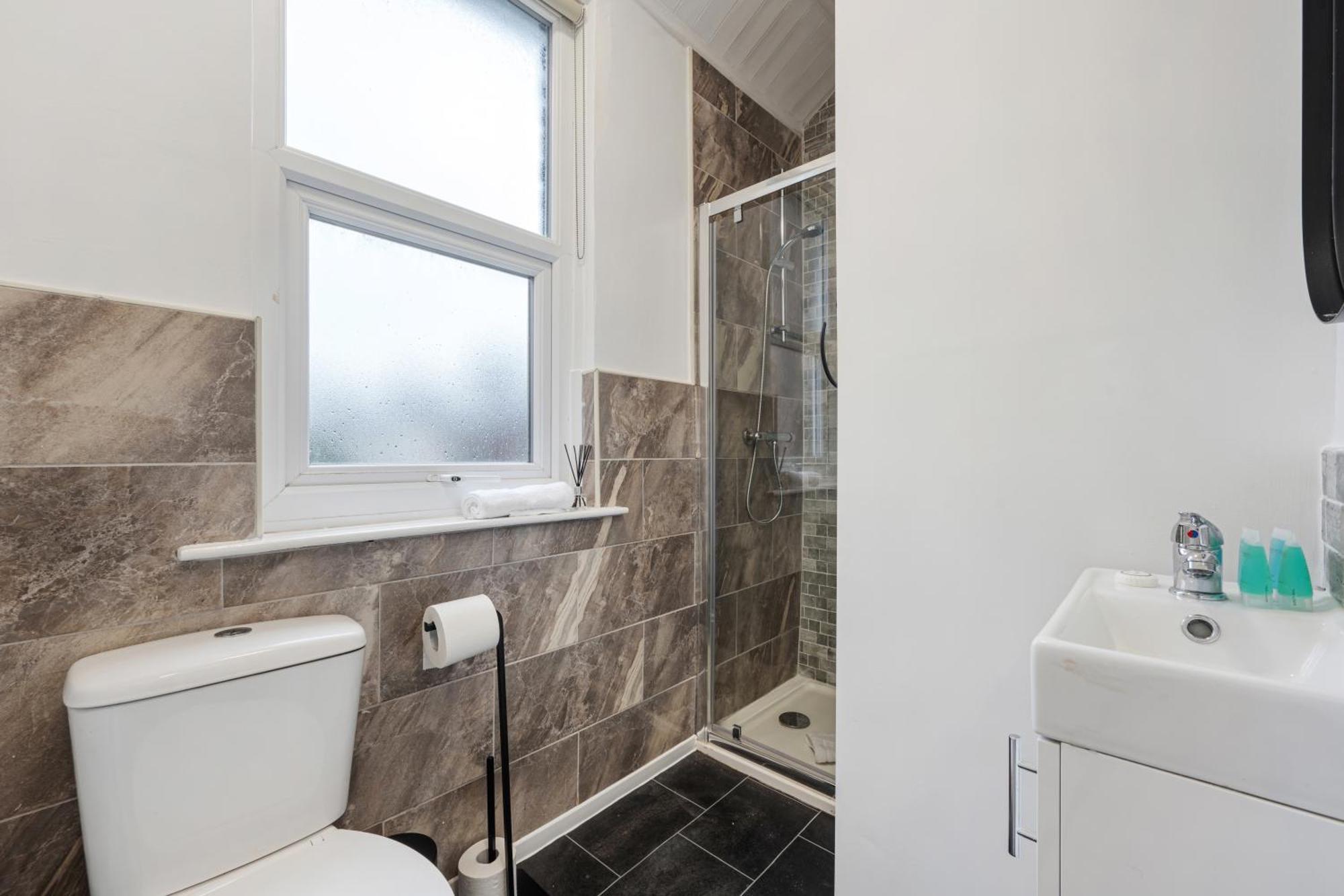 Anfield Cosy Stays - Air Host & Stay - Sleeps 14 Liverpool Bagian luar foto
