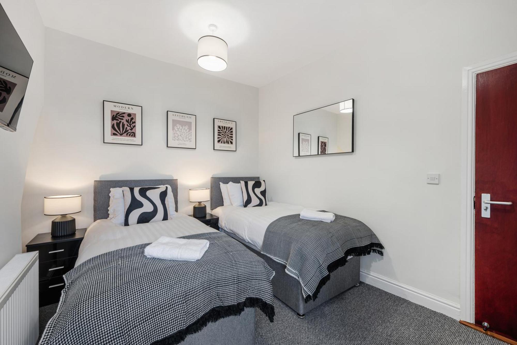 Air Host & Stay - Anfield Cosy Stays, Sleeps 14 Liverpool Bagian luar foto