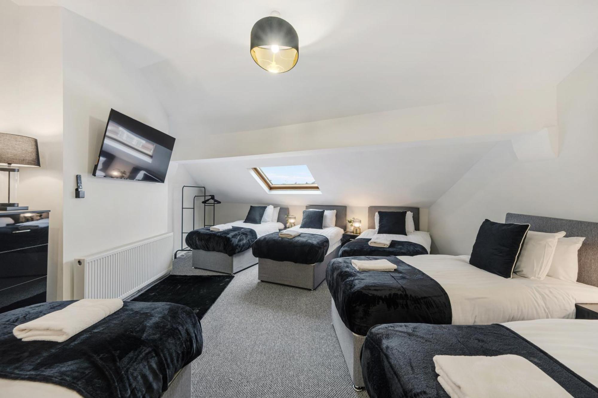 Air Host & Stay - Anfield Cosy Stays, Sleeps 14 Liverpool Bagian luar foto